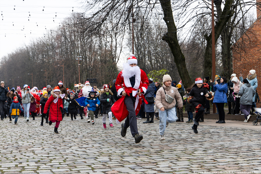 «Сказка к нам приходит»: на острове Канта прошел забег Дедов Морозов (фото)