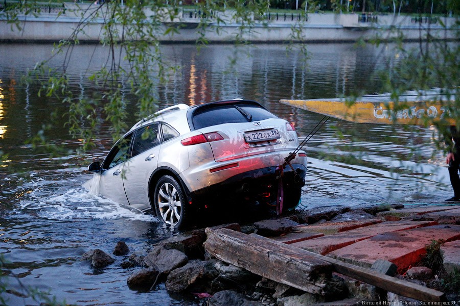 Перепутал педали: как доставали утонувшую «Инфинити»