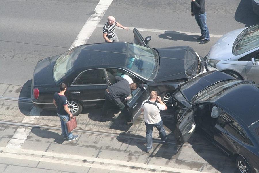 На площади Победы в Калининграде на трамвайных путях столкнулись 5 авто (фото)