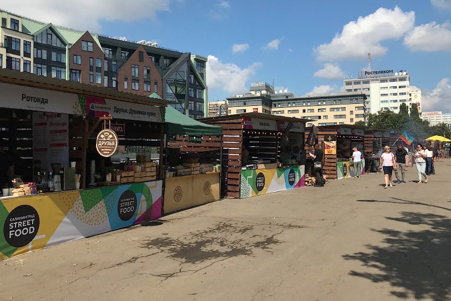 На острове Канта проходит городской пикник. Рассказываем, что успели попробовать