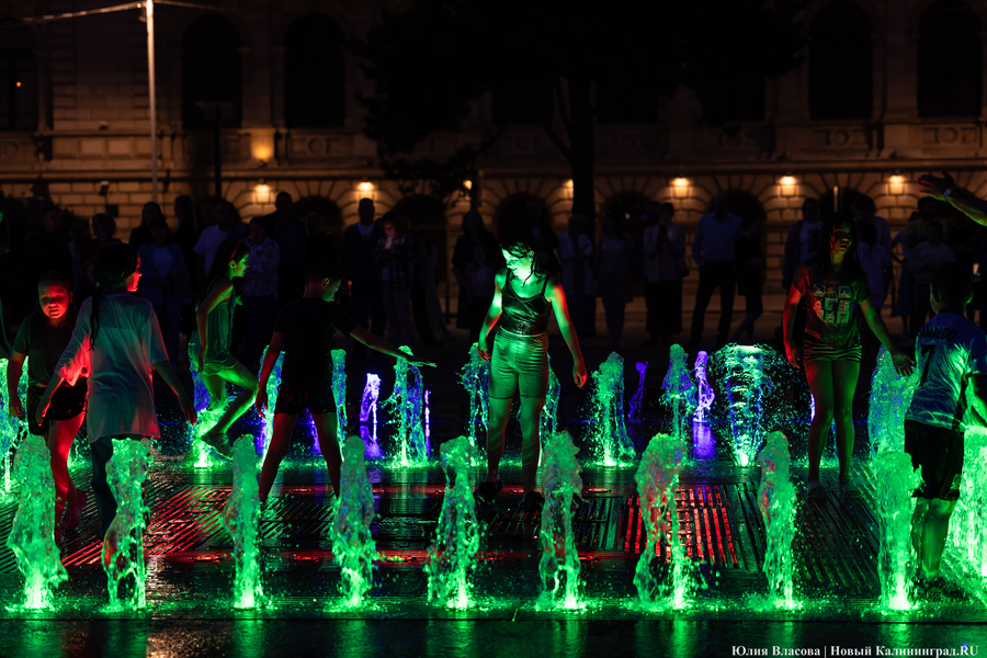 Огни, вода и гимн России: как работает «поющий» фонтан у Кёнигсбергской биржи (фото)