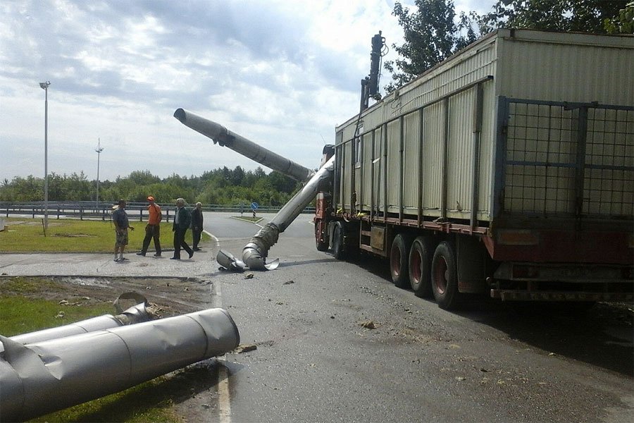 Грузовик снёс трубопровод в аэропорту «Храброво» (фото)