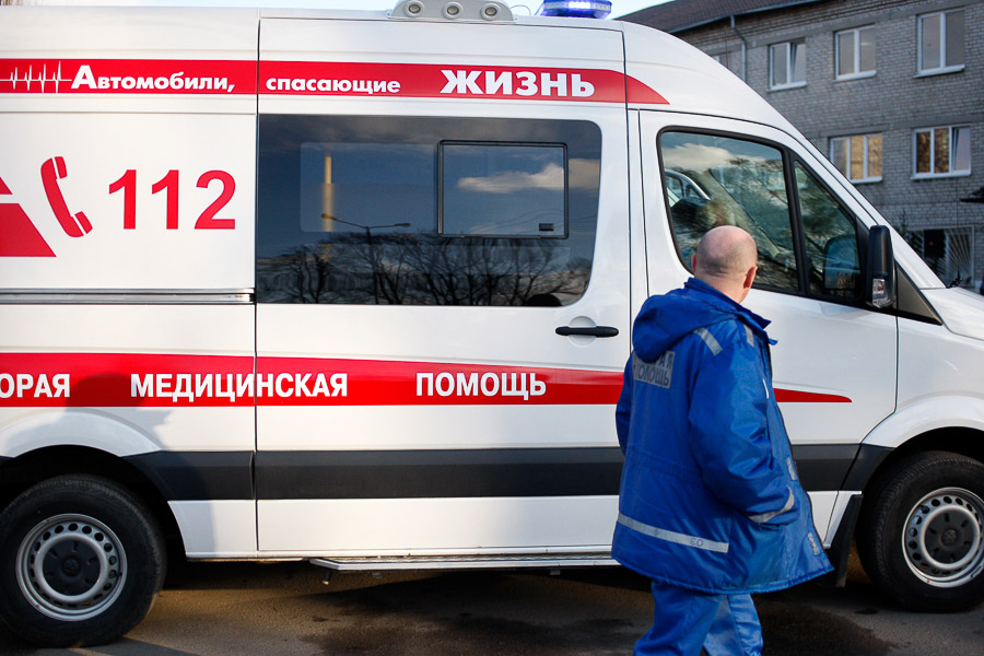 В Немане «БМВ» врезался в опору теплосетей, пострадали трое