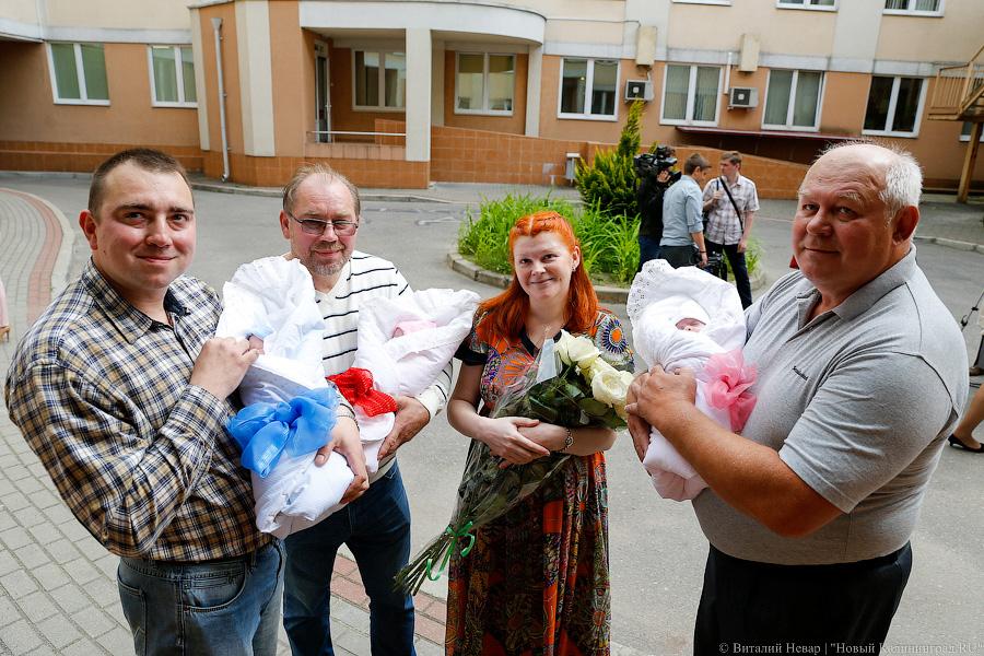 На фоне Мадонны: как многодетную пару из роддома «к дате» выписывали