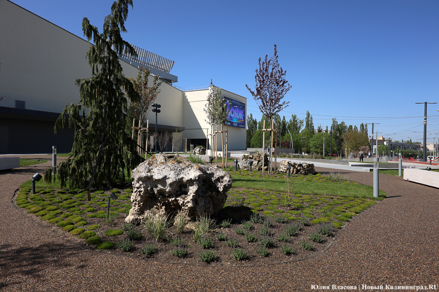 На площади у Дома искусств завершается благоустройство. Вот как она выглядит (фото)