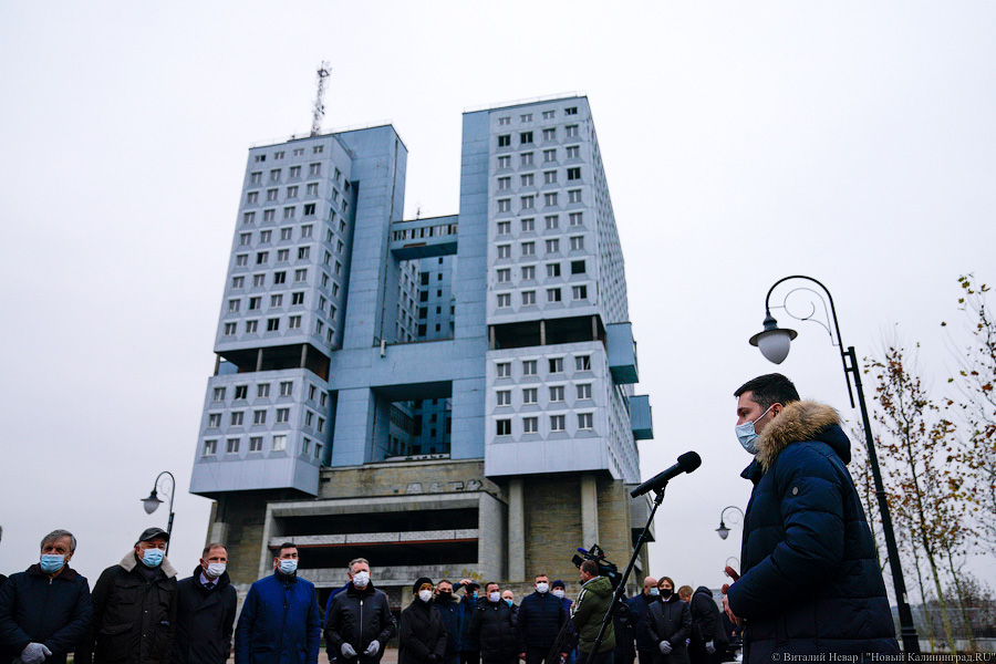 «Платанические» отношения: чиновники и бизнесмены посадили аллею у Дома Советов (фото)