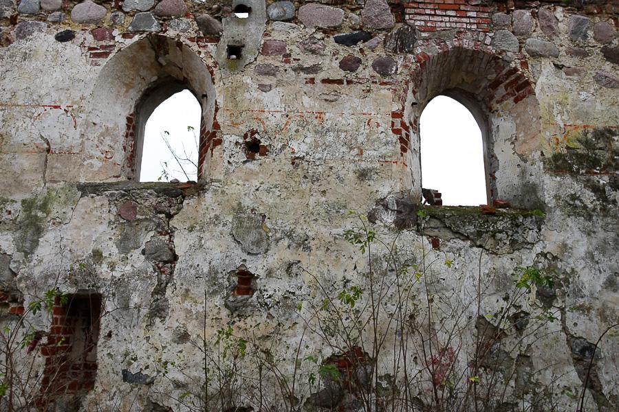 «К зданию не подходить»: что осталось от кирхи в поселке Поречье