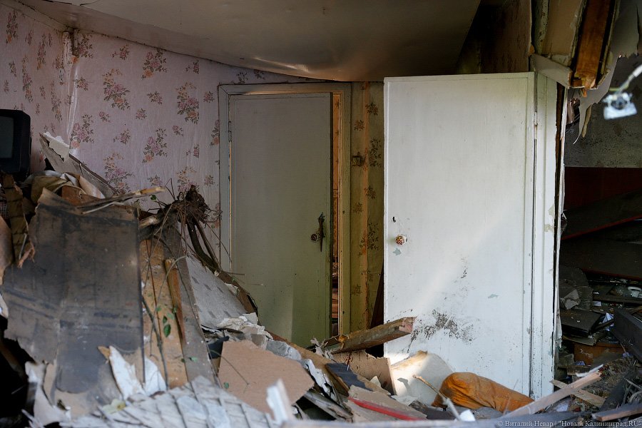 Опрокинулся и снес полдома: под Калининградом в ДТП погибла пенсионерка