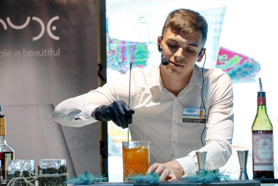 Море, поэзия, коктейли: в Калининграде выбрали обладателя «Янтарного шейкера»