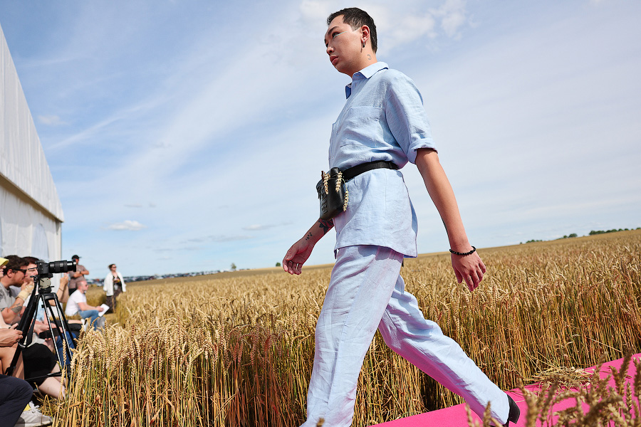 Один в поле — дизайнер: на Дне поля прошёл модный показ в колосьях (фото)