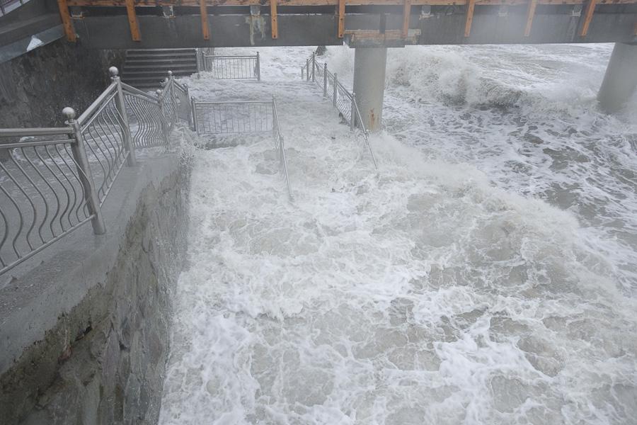 Добить «Ксавьером»: променад в Зеленоградске оказался не готов к зимним штормам