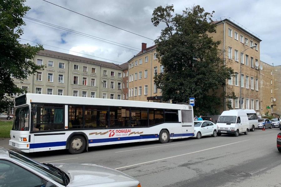 На Фрунзе столкнулись автобус, два микроавтобуса и легковое авто (фото)