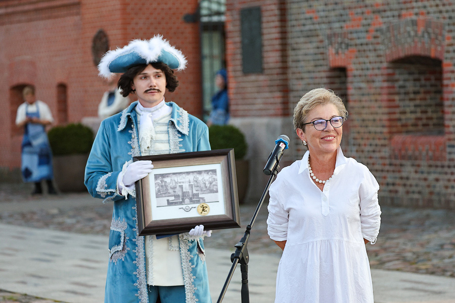 И Пётр I такой молодой: во Фридрихсбургских воротах установили скульптуру Зураба Церетели (фото)