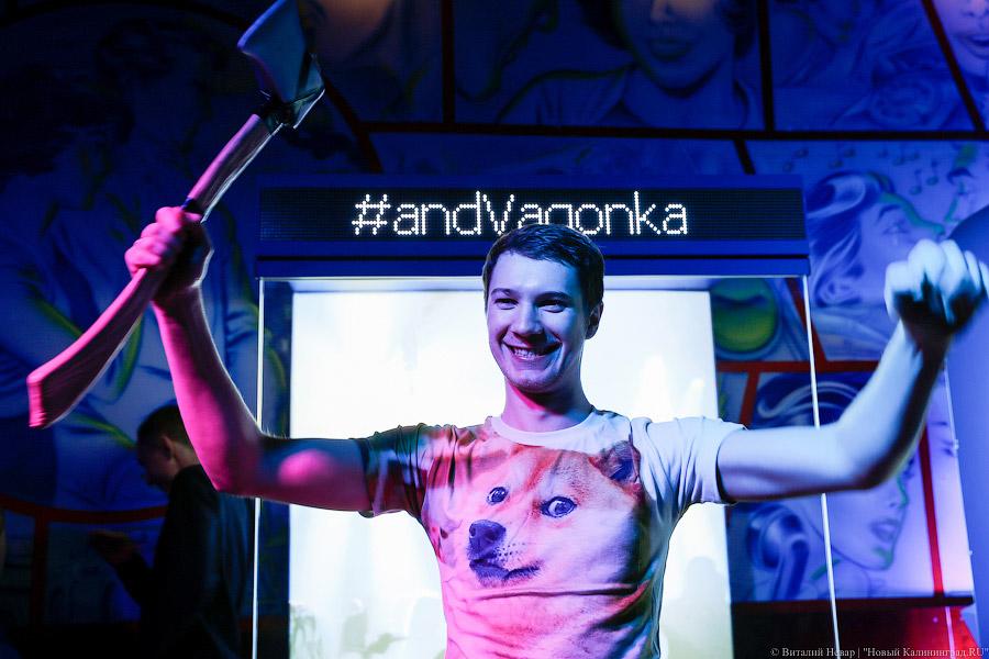  Лапти разбил об пол: на Вагонке прошёл концерт «Нейромонаха Феофана»