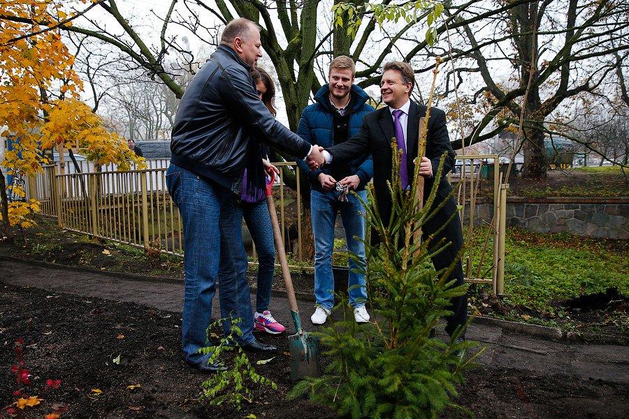 Посадить дерево и открыть трассу: как губернатор добрые дела делал