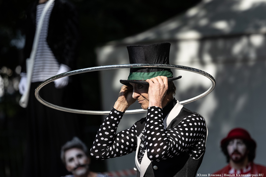 Это просто цирк какой-то: фестиваль «Башня» запустил уличную программу на «Балтике» (фото)