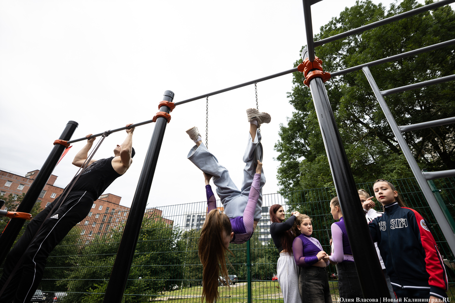 В Калининграде во второй раз за пятилетку открыли спортплощадку на Трибуца (фото)