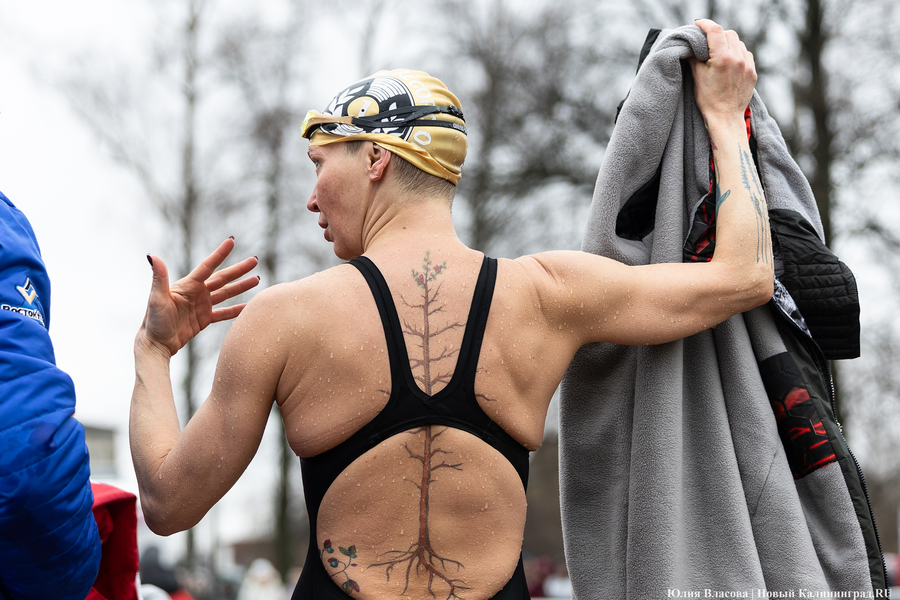 В минеральном бассейне Славска устроили соревнования по зимнему плаванию (фото)