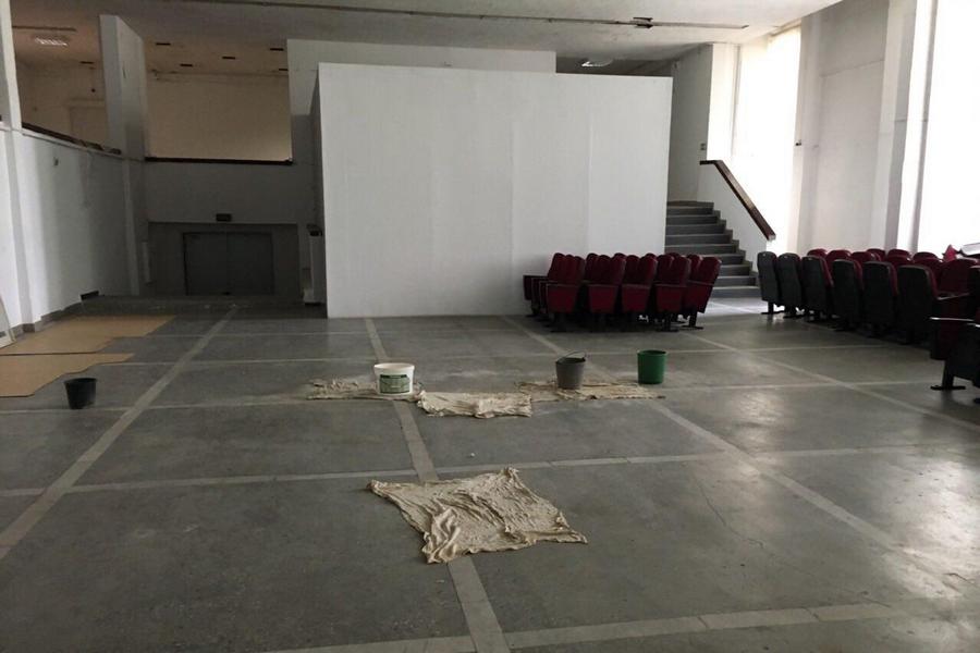 Коллективы ДКМ перевели в помещение с протекающей крышей (фото)