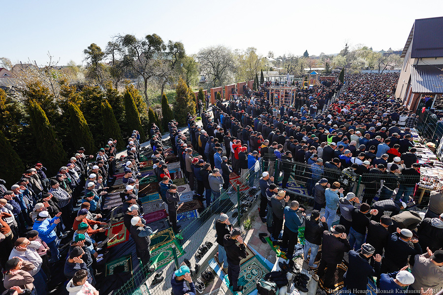 Сотни мусульман совершили под Калининградом молитву в честь Ураза-Байрам (фото)