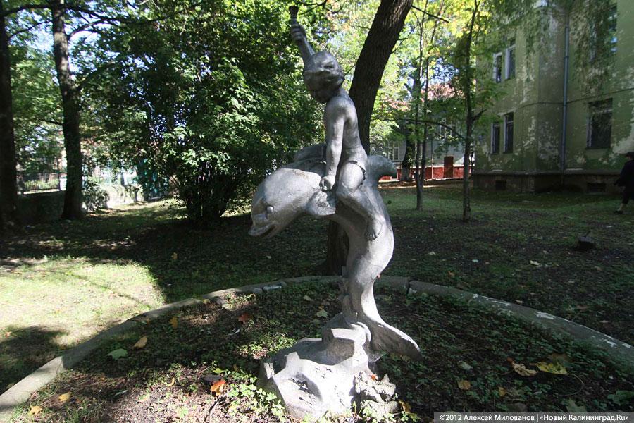 Конец эпохи: в Калининграде снесли историческое здание детсада (фото)