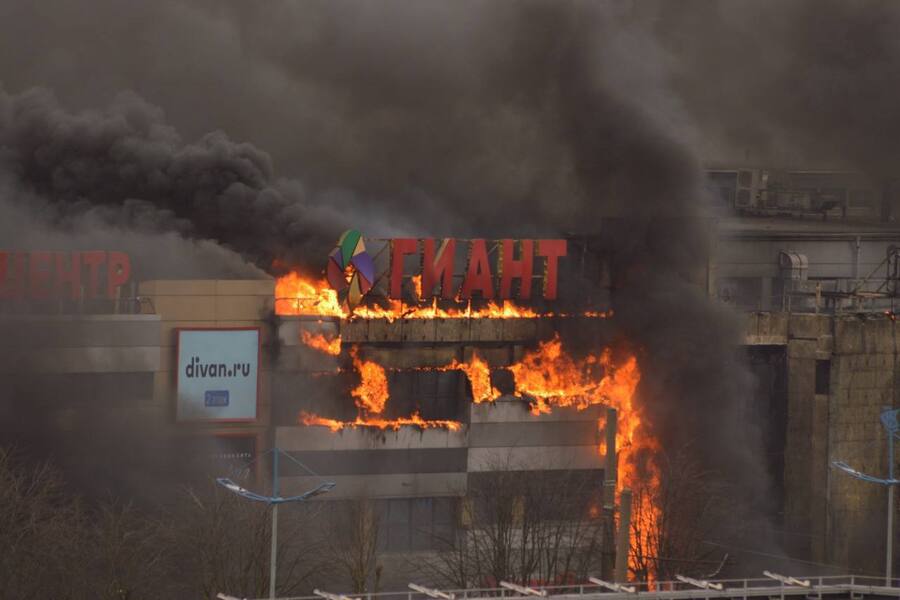 Из-за пожара в ТЦ «Гиант» в Калининграде изменили маршруты общественного транспорта