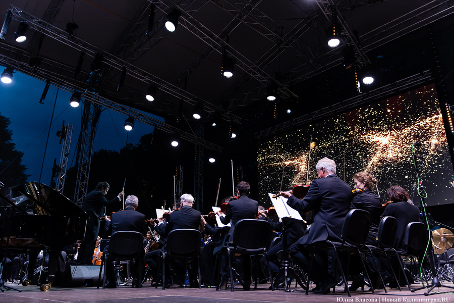 Бурлеска под дождём: Денис Мацуев выступил на острове Канта (фото)