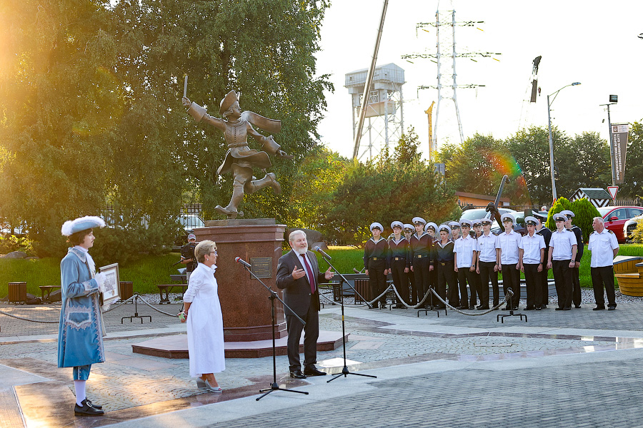 И Пётр I такой молодой: во Фридрихсбургских воротах установили скульптуру Зураба Церетели (фото)