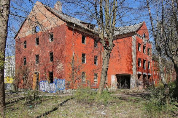 Заброшенную казарму на ул. Борзова в Калининграде выставили на торги (фото)