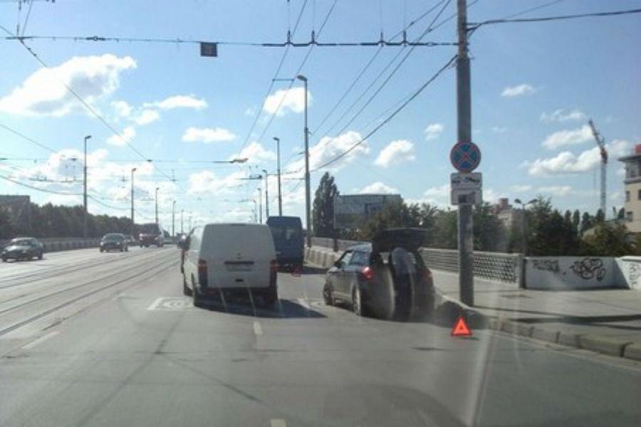 На эстакадном мосту столкнулись микроавтобус и легковушка (фото)