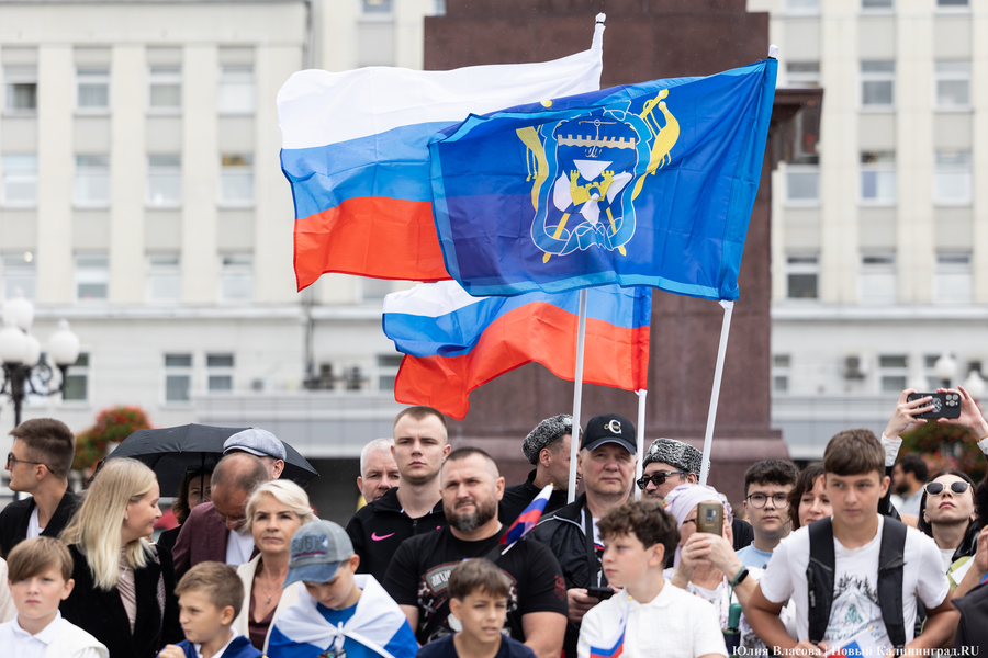 Триколор объединяет: как Калининград отметил День Государственного флага 