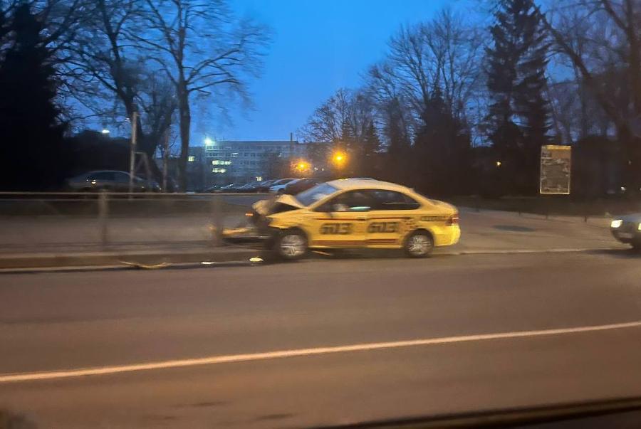 В центре Калининграда такси протаранило забор (фото) 
