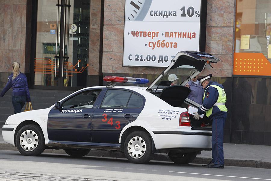 Возле «Пирамиды» в Калининграде мотоцикл врезался в «Мерседес» (фото)