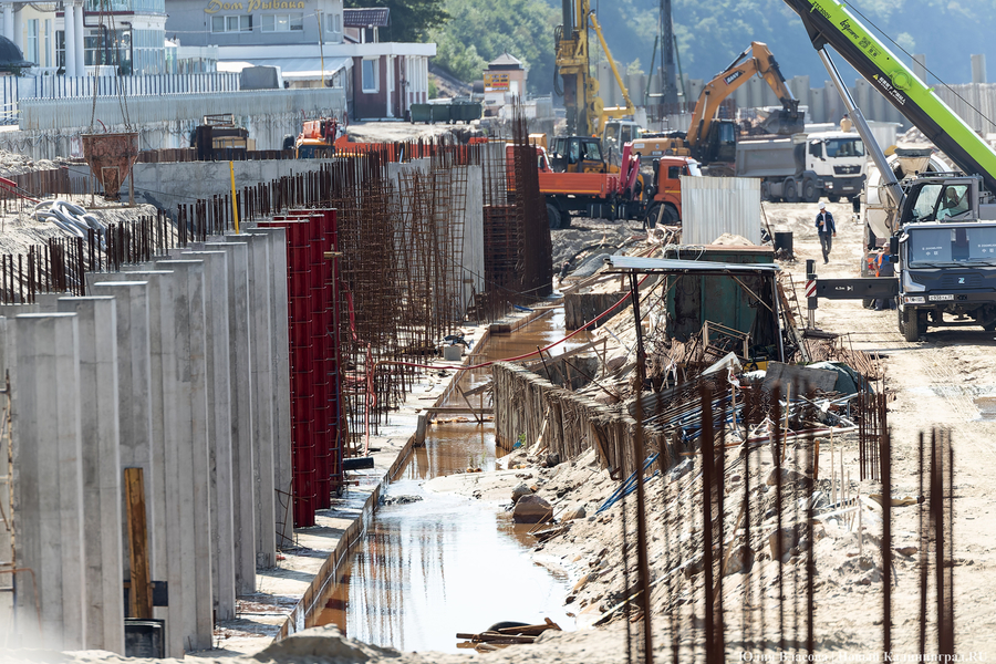 С видом на море и стройку: как выглядит пляж в Светлогорске этим летом