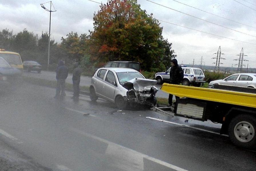 На Невского произошло лобовое столкновение «Тойоты» и «Мерседеса»: пострадала женщина (+фото)