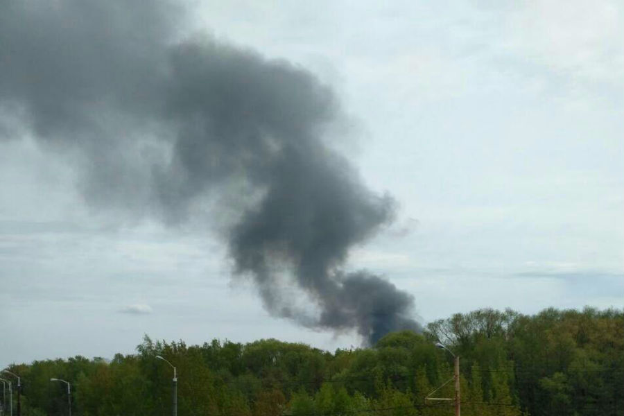 МЧС: в Калининграде горит производственное здание на площади 500 «квадратов»