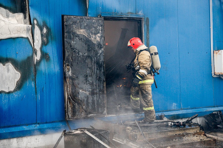 Огненное утро: как калининградские пожарные спасали винный склад