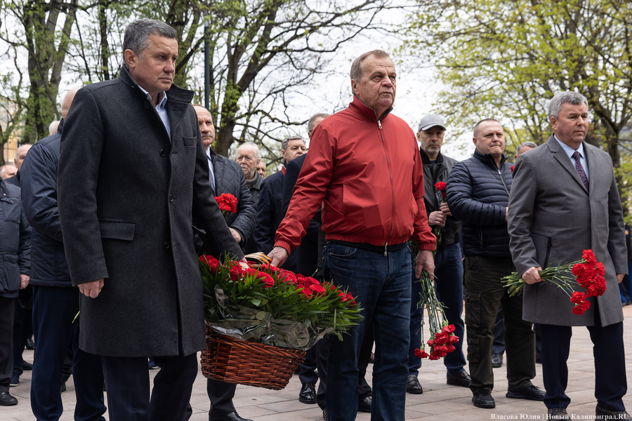 У здания областного правительства открыли памятник ФСБ (фото)