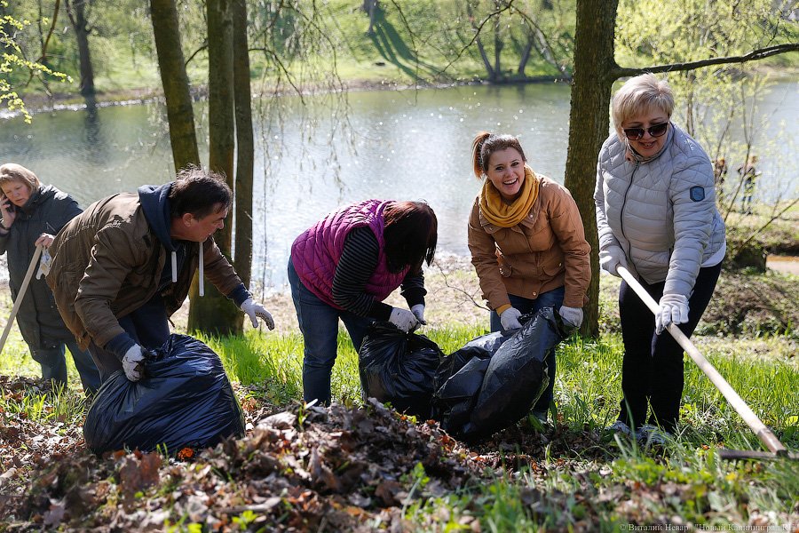 С метлой в руках: в парке Победы прошёл общегородской субботник