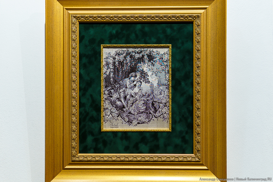 «С французским шармом»: в Калининграде открылась выставка шелковых картин (фото)