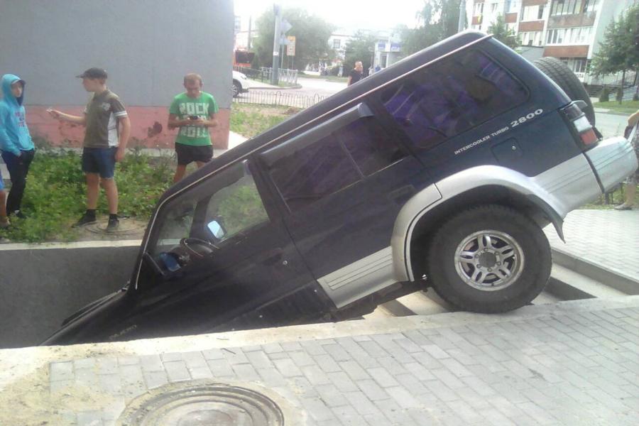 В Калининграде джип съехал и застрял в подвале многоэтажки (фото)