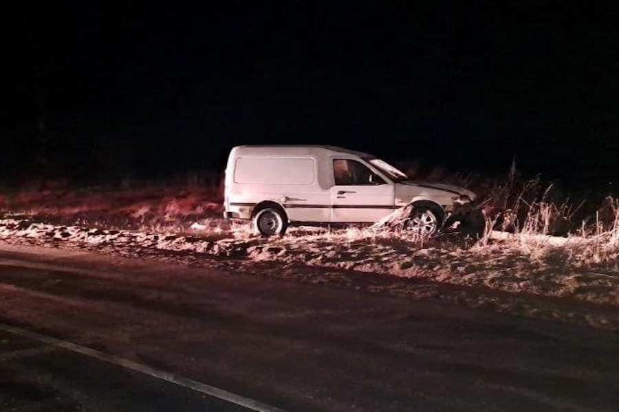 Под Черняховском «Форд» вылетел с трассы и врезался в камень (фото)