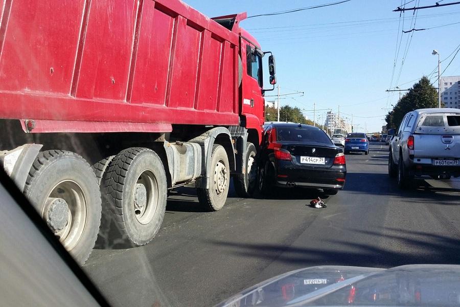 На Московском проспекте столкнулись «БМВ» и грузовик (фото)