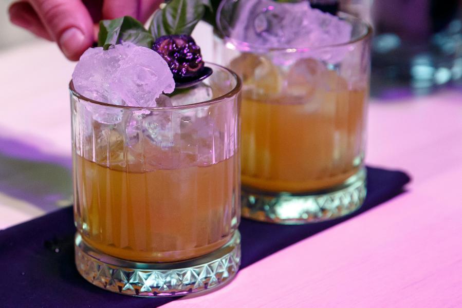 Море, поэзия, коктейли: в Калининграде выбрали обладателя «Янтарного шейкера»