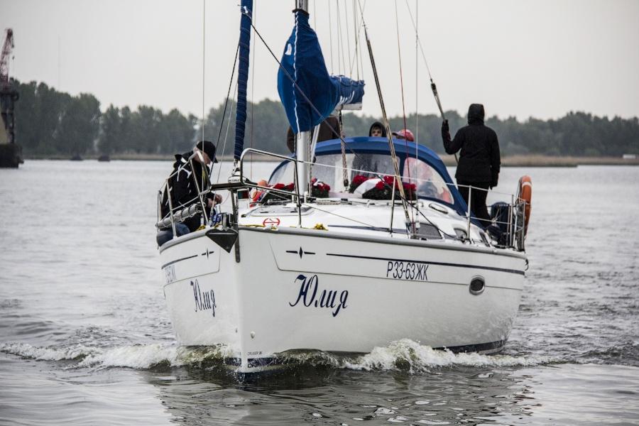 Венки на воде: калининградские яхтсмены почтили память погибших моряков