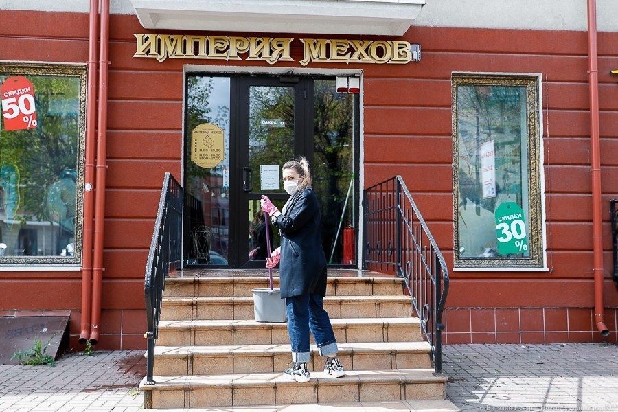Вход в масках и перчатках: в регионе заработали непродовольственные магазины (фото)