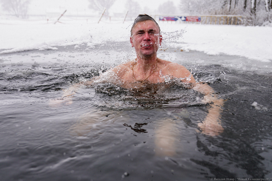 Самовар и прорубь: как проводят зиму калининградские моржи