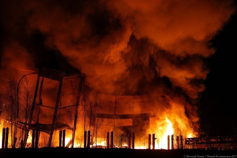 «Цепрусс» в огне: в Калининграде горело заброшенное здание завода (фото)