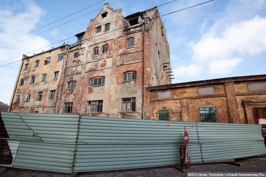 Из стекла и бетона: в Советске вековое здание сносят для строительства торгового комплекса