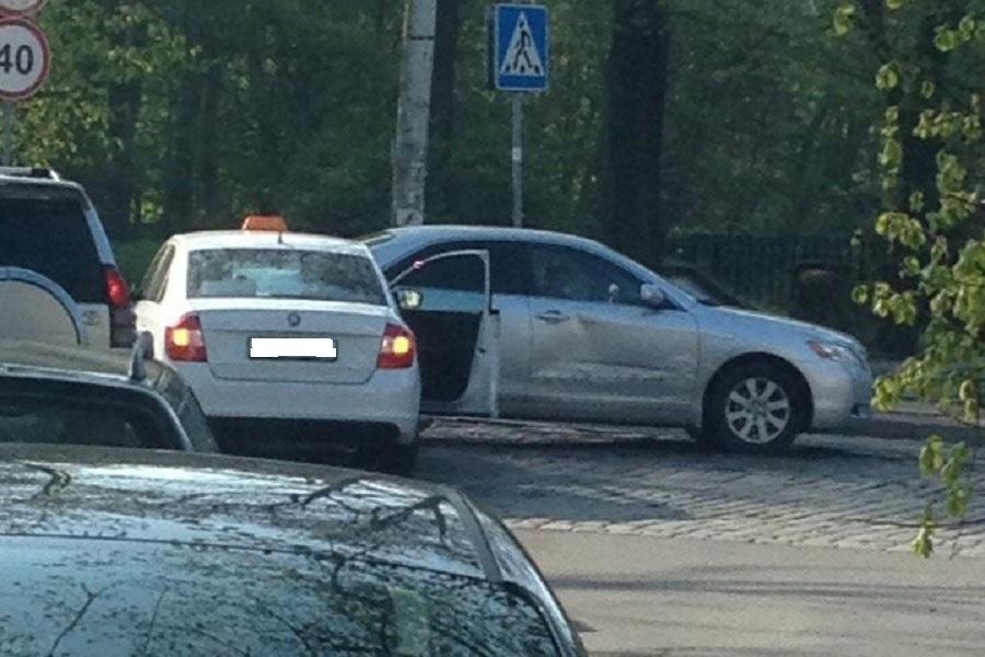 В Калининграде такси столкнулось с иномаркой (фото)